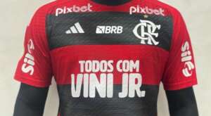 Flamengo apoia Vinicius Jr. com mensagem na camisa: 'Todos com Vini Jr.'