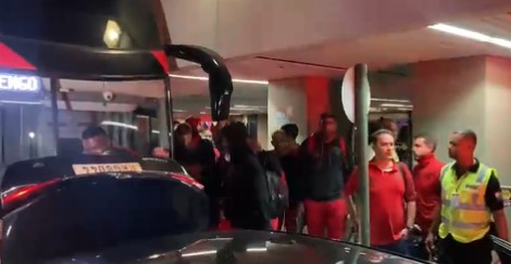 Jogadores do Flamengo são cobrados por torcedores ao desembarcarem no Rio