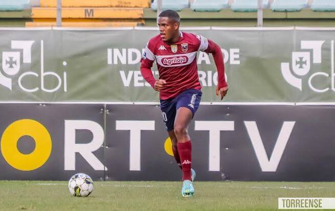 Brasileiro brilha com gol e assistência em Portugal