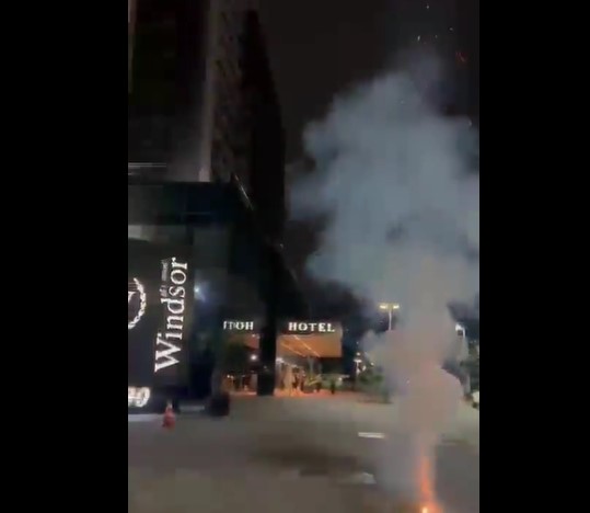 Torcedores do Botafogo soltam fogos em frente ao hotel do Athletico-PR no Rio