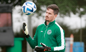 Sul-Americana: Goleiro Tadeu fratura dedo da mão e desfalcará Goiás