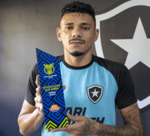 Tiquinho Soares recebe prêmio da CBF de jogador do mês de abril