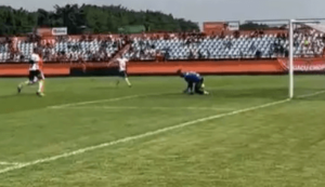 Série D: Goleiro do Nova Iguaçu-RJ comete falha bizarra na estreia