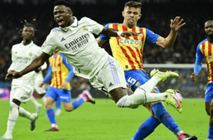 Espanhol: Zagueiro do Valencia exalta clima da torcida e nega insultos raciais contra Vini Jr.