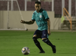 Lateral-direito do Confiança fala sobre sequência individual: 'Feliz por isso'