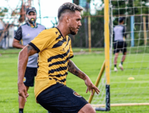 Meia do Amazonas exalta empenho do elenco: 'Engrandece a equipe'