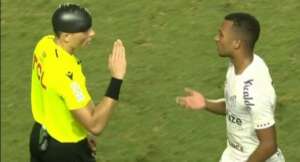 Já viu isso? Juiz se choca com volante e apita jogo com touca de natação