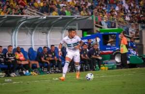 Jogador do Coritiba que desmaiou em campo não apresentou 'irregularidades' em exames