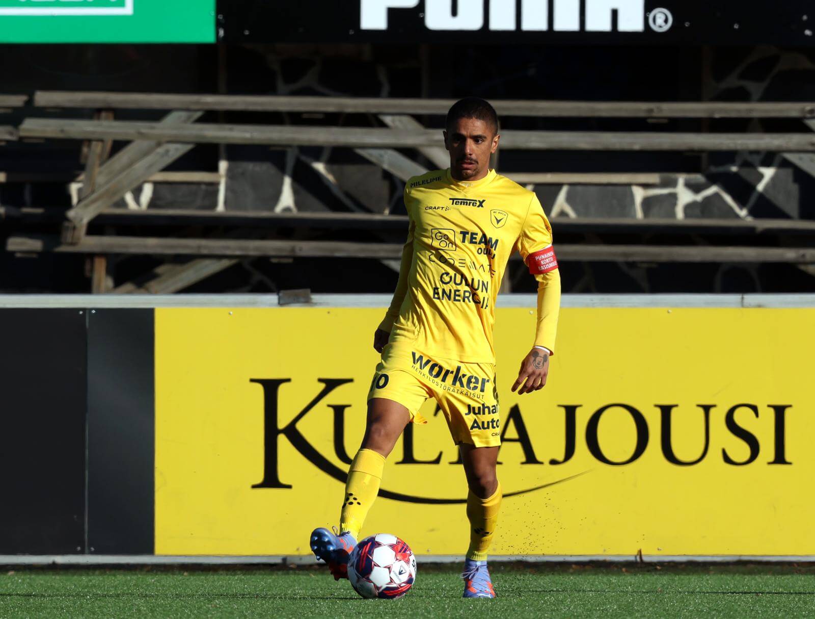 Ex-Flamengo decide partida e mantém sua equipe entre os líderes na Finlândia