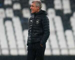 Técnico do Botafogo critica calendário brasileiro: ''Tem que respeitar o futebol''