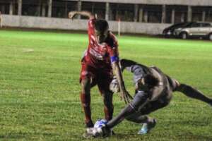 Goleiro do Santa Cruz detona gramado do Potiguar: 