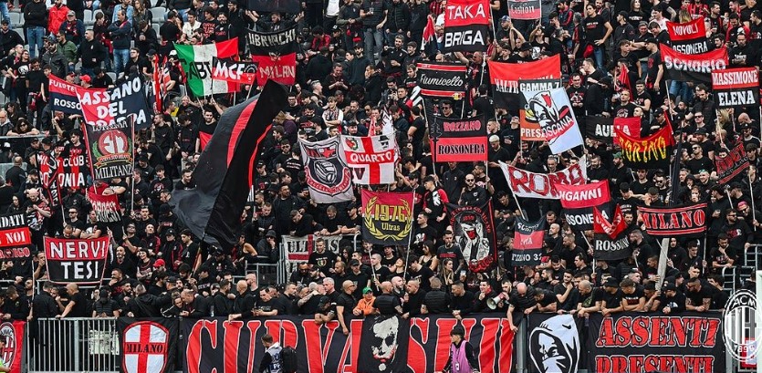 Torcida do Milan protesta contra o time