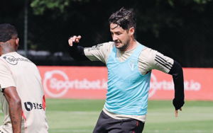 Pato faz 1º treino no São Paulo e Arboleda deve reforçar a defesa contra o Sport