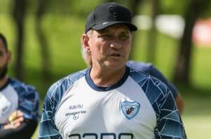 Série B: De volta à beira do gramado após 5 anos, PC Gusmão fala em 'reconstrução' no Londrina