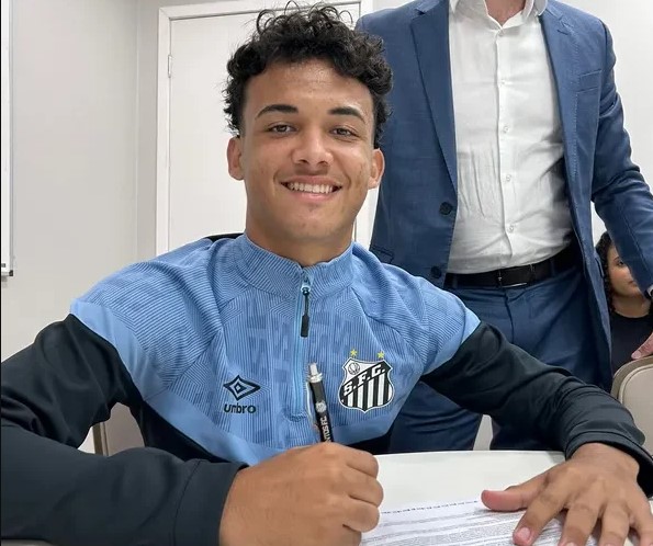 Santos assina contrato profissional com jovem talento Pepê Fermino