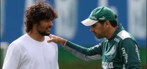 De férias no Brasil, Gustavo Scarpa visita ex-companheiros de Palmeiras. VÍDEO!