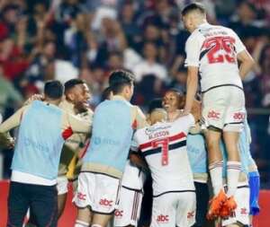 BRASILEIRÃO: São Paulo vence de virada e assume a 3ª posição