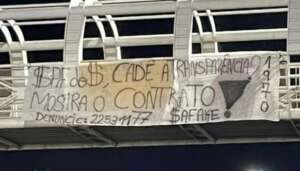 Torcedores do Vasco protestam contra má fase e atacam dirigentes e SAF