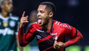 Bar dará 200 copos de chope se Vitor Roque, do Athletico, marcar contra Libertad-PAR