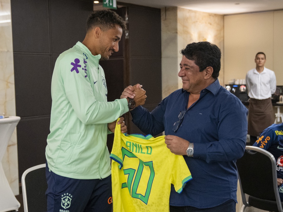 Danilo é homenageado pelos 50 jogos na seleção brasileira com camisa comemorativa e bolo