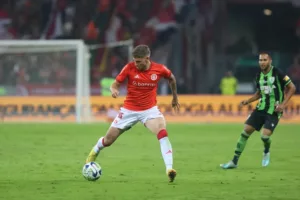 Internacional renova contrato com o jovem atacante Lucca até 2025: 'Muito feliz'