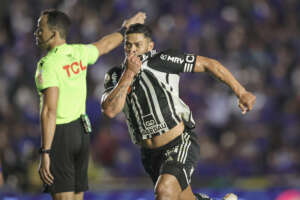 BRASILEIRÃO: Líder cai na Arena, Hulk resolve clássico e Corinthians perde em BH