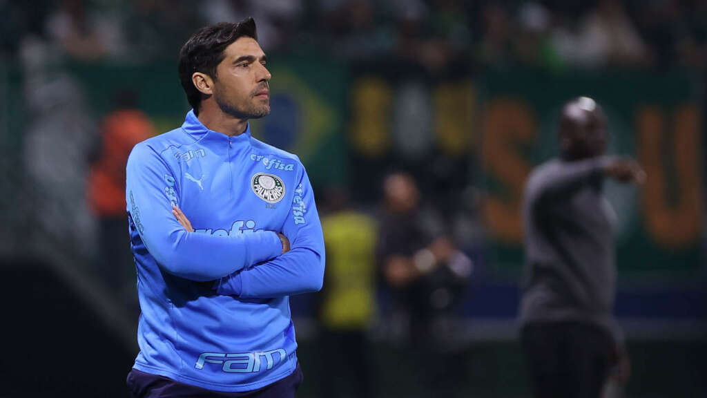 Abel vê espetáculo no Palmeiras e elogia torcida: ‘Cantam e a magia acontece’