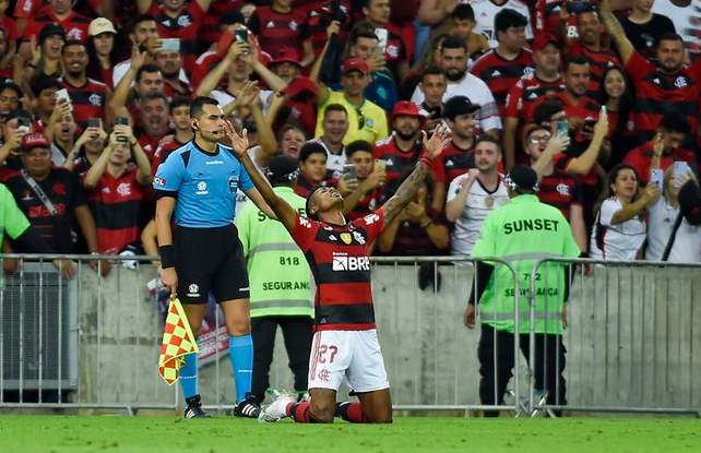 LIBERTADORES: Flamengo goleia, mas passa em 2º; Corinthians se despede com atuação de gala
