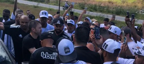 Coudet é cercado em protesto da torcida do Atlético-MG