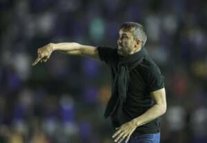 Após protestos e vitória no clássico, Coudet garante confiar em seu trabalho no Atlético-MG