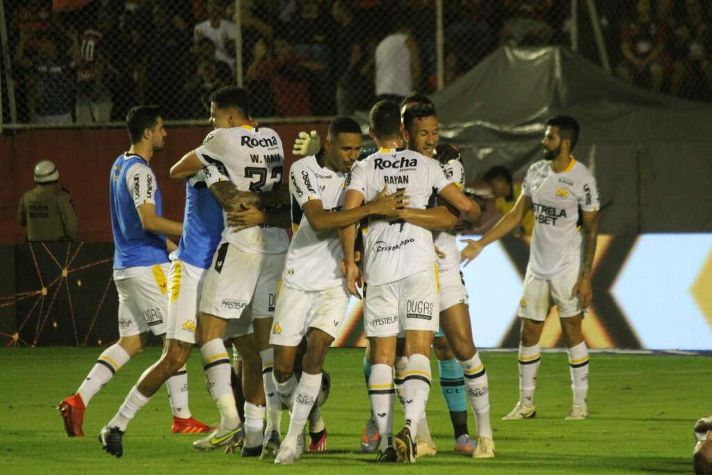 Fabinho comemora gol da vitória do Criciúma e o primeiro marcado nesta Série B