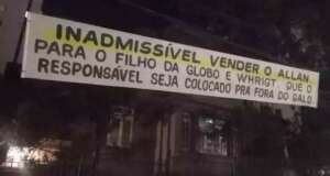 Torcida do Galo protesta contra venda de Allan ao Flamengo