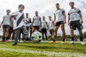 Menino Guilherme deixa coma após 16 dias e visita jogadores do Vasco no CT