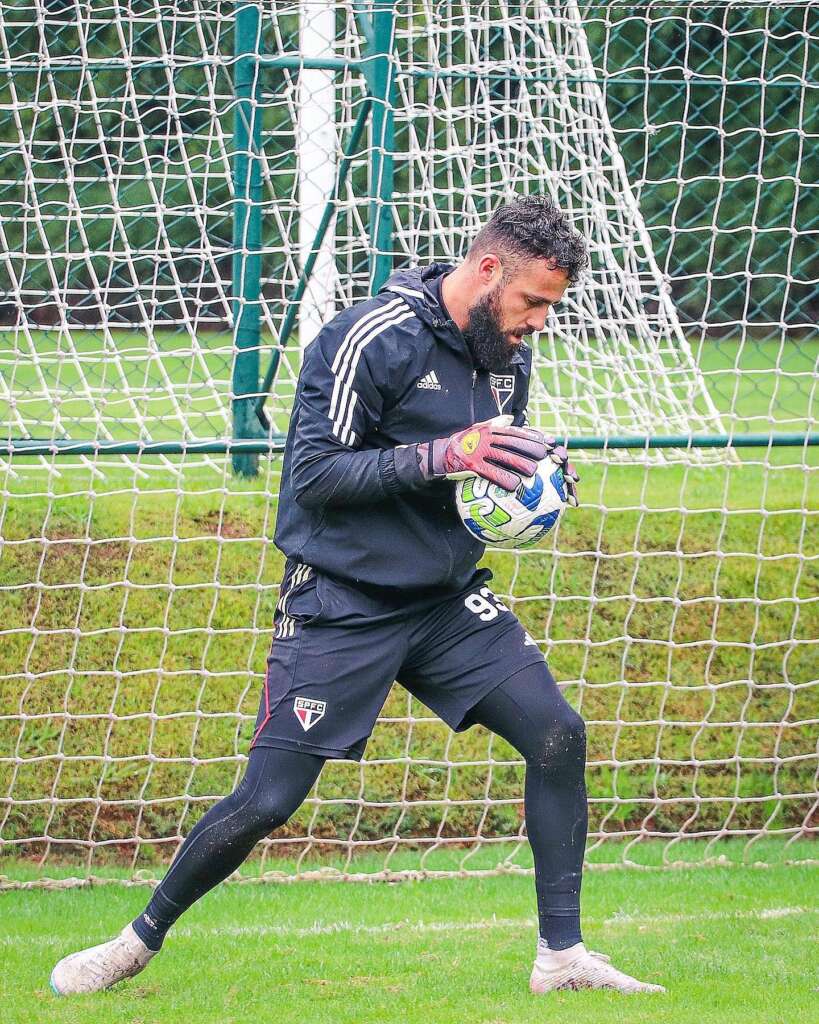 Jandrei volta a treinar com bola no São Paulo e Michel Araújo tem estiramento detectado