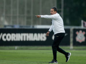 Luxemburgo cobra nova postura no Corinthians: 'Tem que ter colhão para jogar aqui'