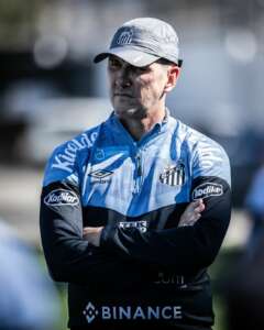 Paulo Turra fala bastante e 'dá aula' para reservas em 1ª atividade no comando do Santos
