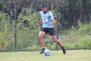 Série B: Com baixa na zaga, Thomás Kayck vira opção e exalta 'disputa sadia' na Ponte Preta