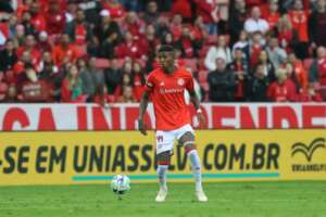 Vitão renova contrato com o Inter por um ano: 'Buscar coisas grandes ainda este ano'