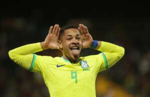 Impasse com Athletico-PR adia transferência de Vitor Roque ao Barcelona