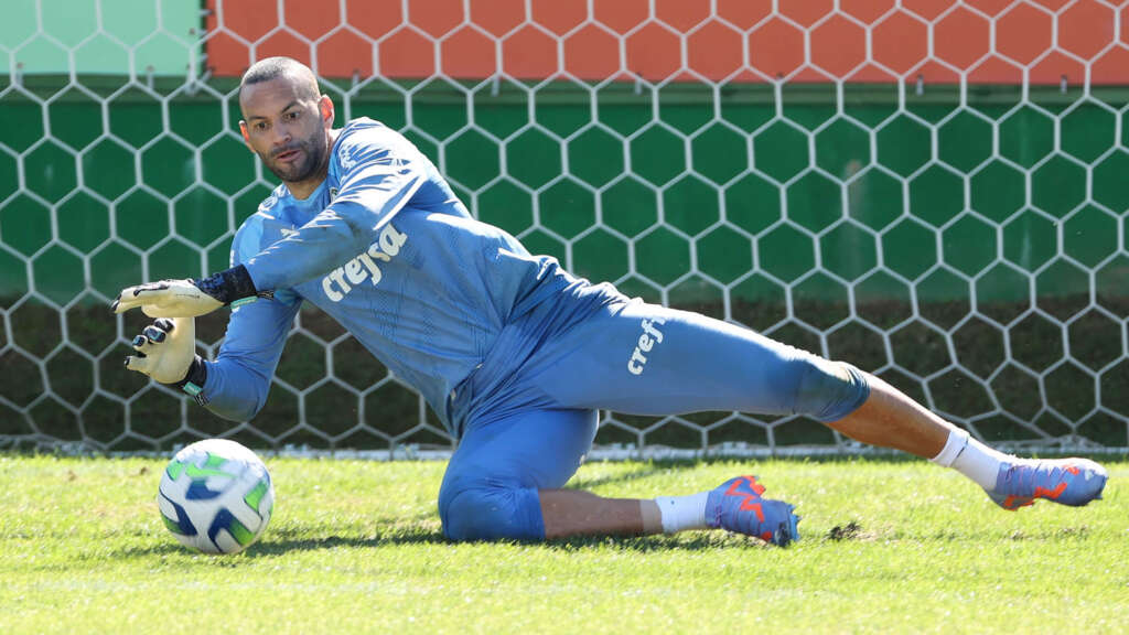 Weverton celebra recorde na Libertadores e cobra volta das vitórias no Brasileirão
