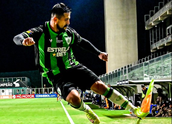 Aloísio marcou um dos gols da vitória do América-MG