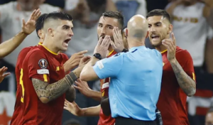 Torcedores da Roma tentam agredir árbitro da final da Liga Europa em aeroporto
