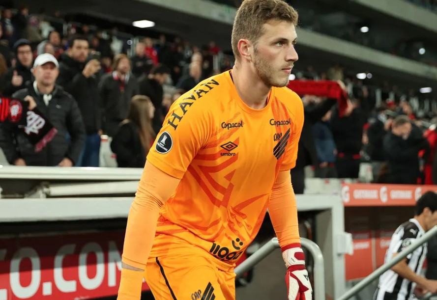 Goleiro do Athletico-PR entra na mira do Benfica, de Portugal