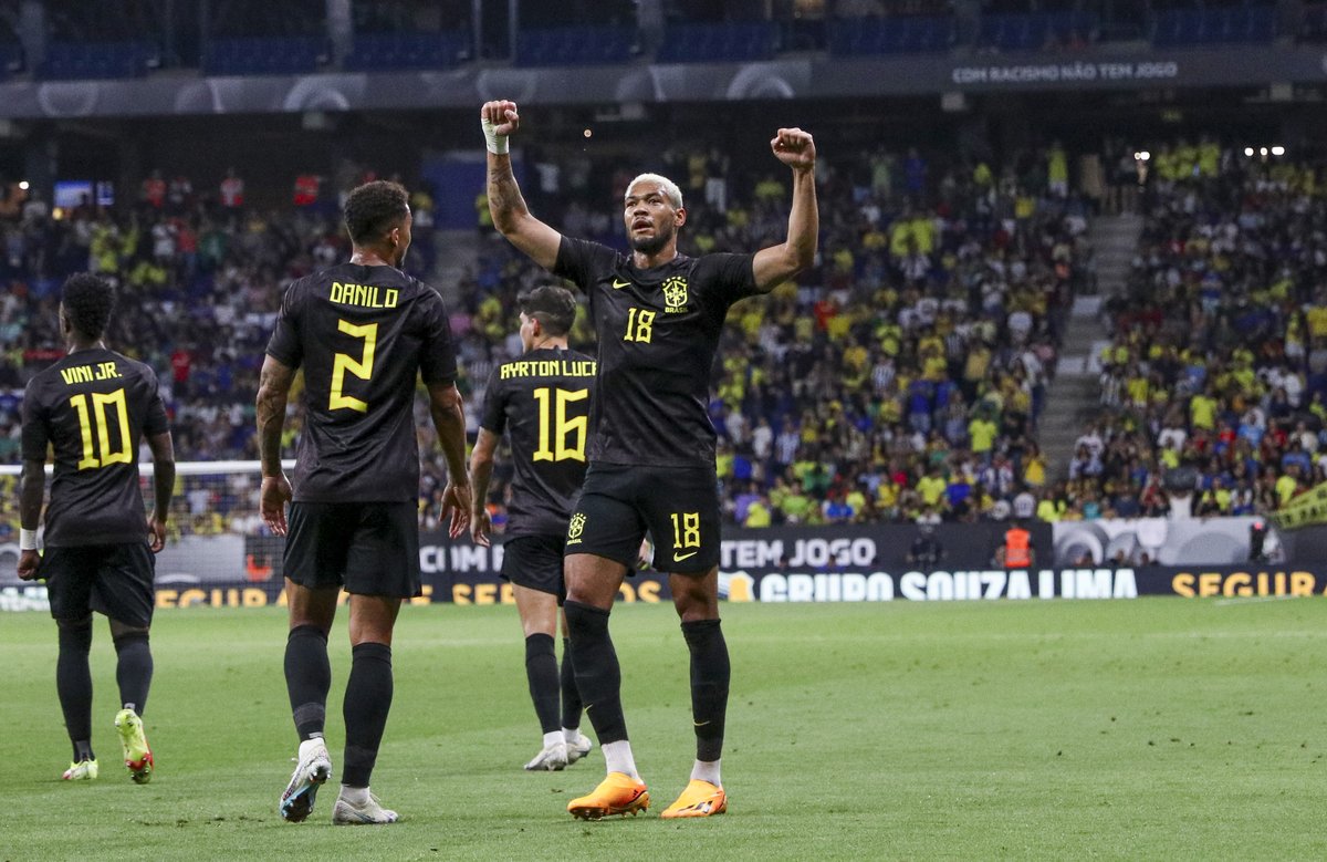 Brasil vence a Colômbia em amistoso com homenagens à Chapecoense