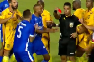 Série C: Volante do Confiança é expulso com 30 segundos após chutar adversário no peito