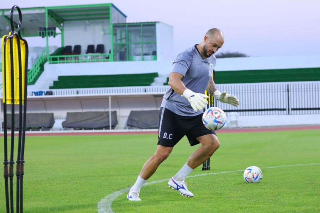 Ex-Ponte Preta, treinador de goleiros volta ao Brasil após quase subir nos Emirados Árabes