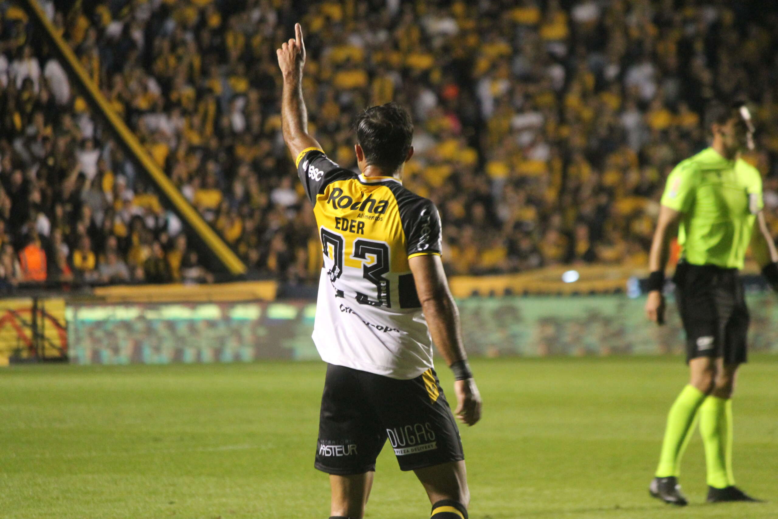 Com hat-trick de Gustavo Coutinho, Atlético-GO vence o Tombense de