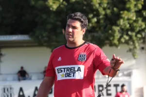 Série B: Torcida da Ponte protesta após derrota; clube banca permanência de treinador