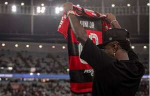 Vini Jr. é aplaudido no Maracanã:'Que eu possa seguir firme na luta'