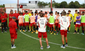 Medalhões do Flamengo, Filipe Luís e David Luiz participam de atividade com sub-15